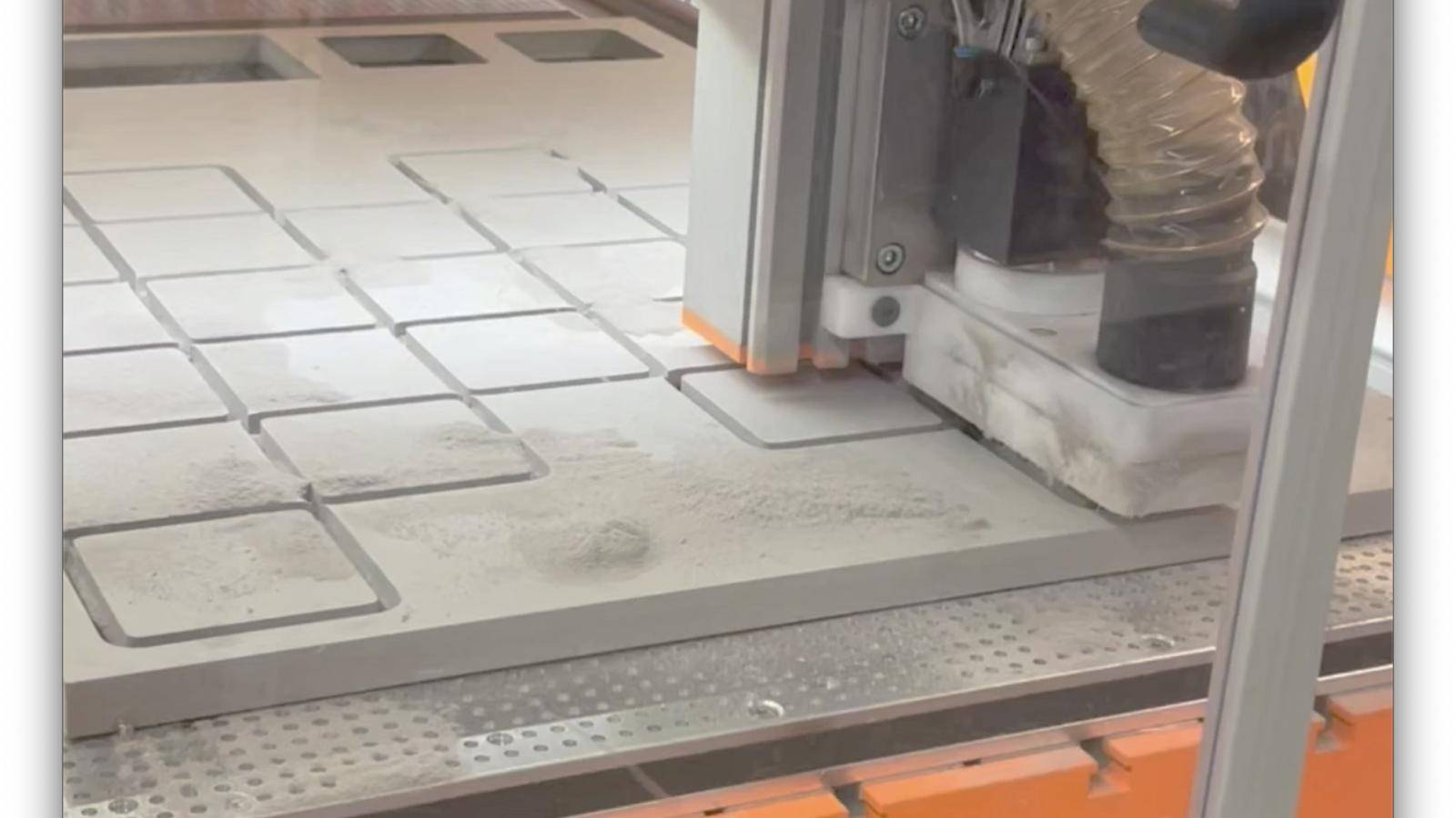 Unsere CNC Fräse bei der Arbeit. Unsere CNC Fräse bei der Arbeit.