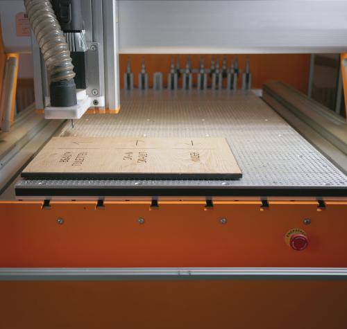 Holzschilder werden mit unserer CNC Fräse gefertigt Holzschilder werden mit unserer CNC Fräse gefertigt